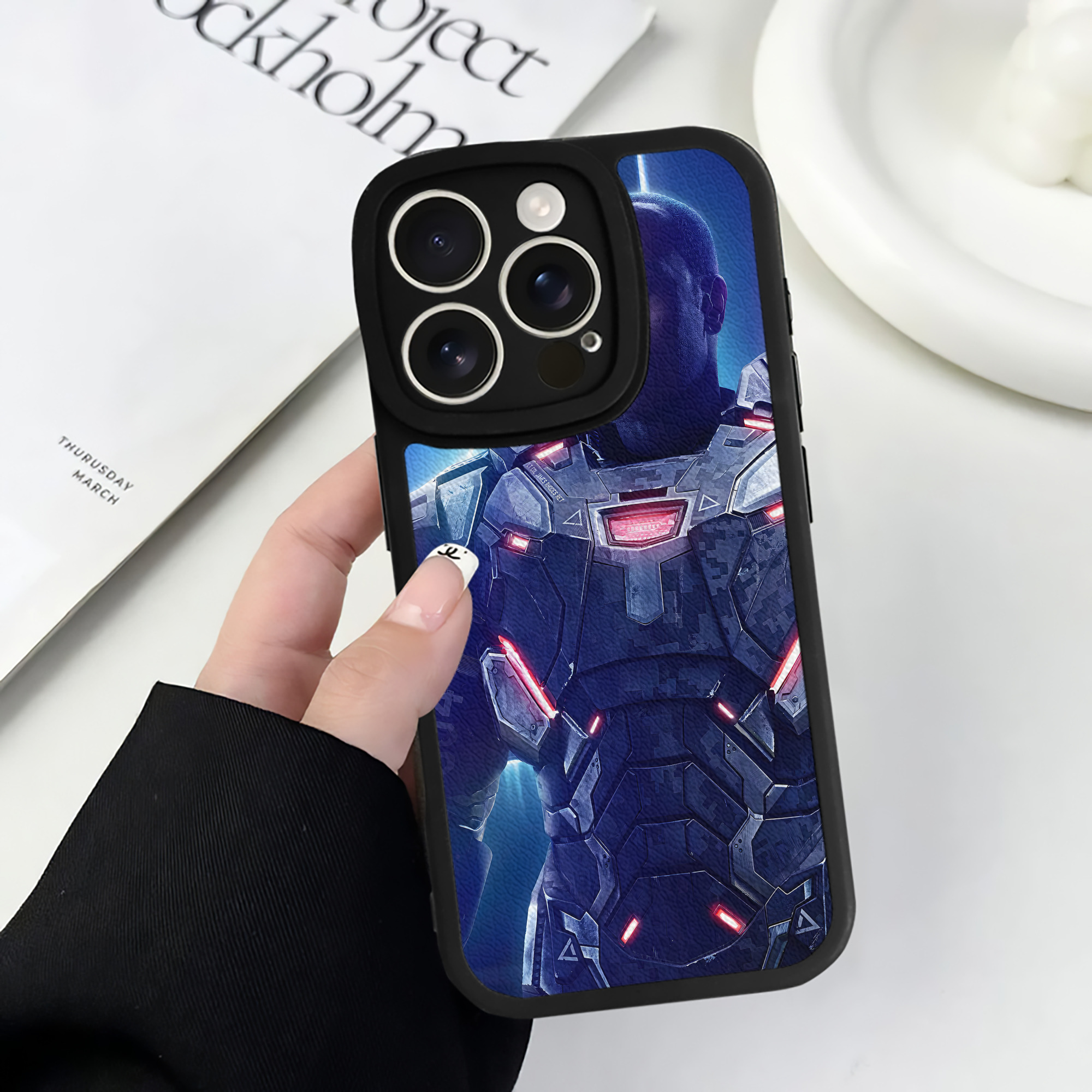 （画像用） アベンジャーズ The Avengers 【iPhone 16シリーズ対応】シリコンスマホケース（レザー調） 材質：シリコン